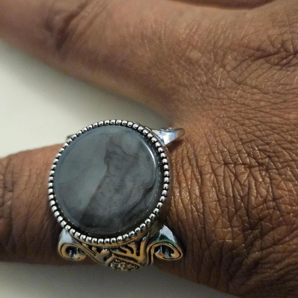 Silver tone ring with black marble-like stone and ornate scrollwork sz 10.5